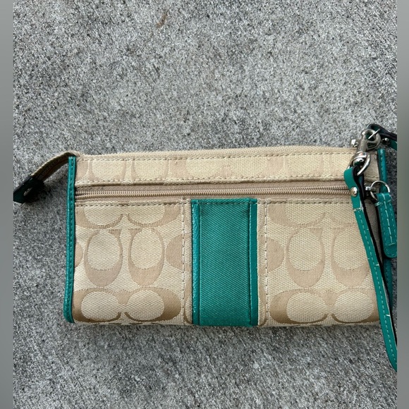 Coach signature C’s wristlet walker purse Green - Picture 3 of 5
